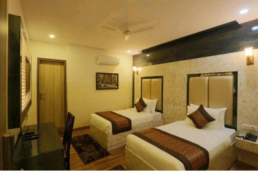 Hotel Plazzo New Delhi Bagian luar foto